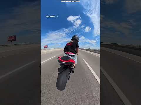 🏍️😱🍀 Цепь слетела на высокой скорости, но байкер чудом избежал аварии!