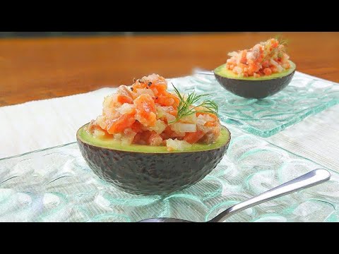 アボカドボートのサーモンタルタル