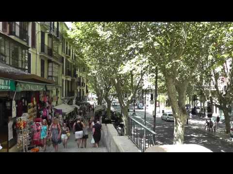 Mallorca: Durch enge Gassen und steile Treppen in Palma. Through narrow streets and steep stairways