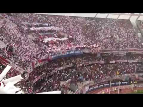 "RECIBIMIENTO INCREIBLE BAJO LA LLUVIA - River Plate vs Boca Jrs - Torneo de Transición 2014" Barra: Los Borrachos del Tablón • Club: River Plate • País: Argentina