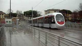 preview picture of video 'Tranvia di Firenze - Ponte traviario sull'Arno - Scuola guida 5 gennaio 2010'