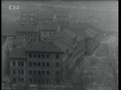 Nusle - odstřel domů před výstavbou mostu (1965)
