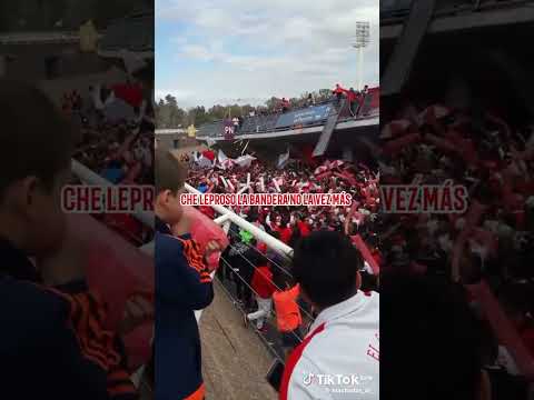 "Ya llego la banda loca de huracán." Barra: La Banda Nº 1 &bull; Club: Huracán Las Heras