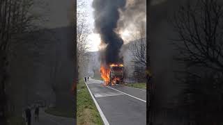 le-immagini-dell-autobus-in-fiamme-a-monteforte