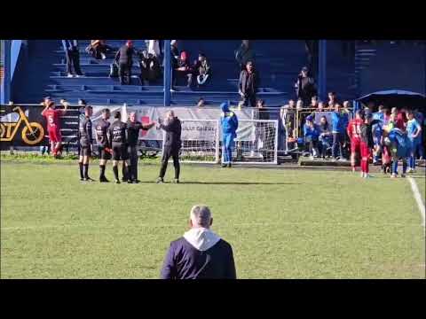 Finalul meciului Olimpia Gherla - Victoria Viișoara. Gazdele sar pe arbitru! (01.11.2025)