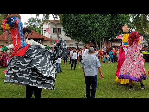 La Chatona y el Caballito recorriendo las calles de San Francisco, Petén.