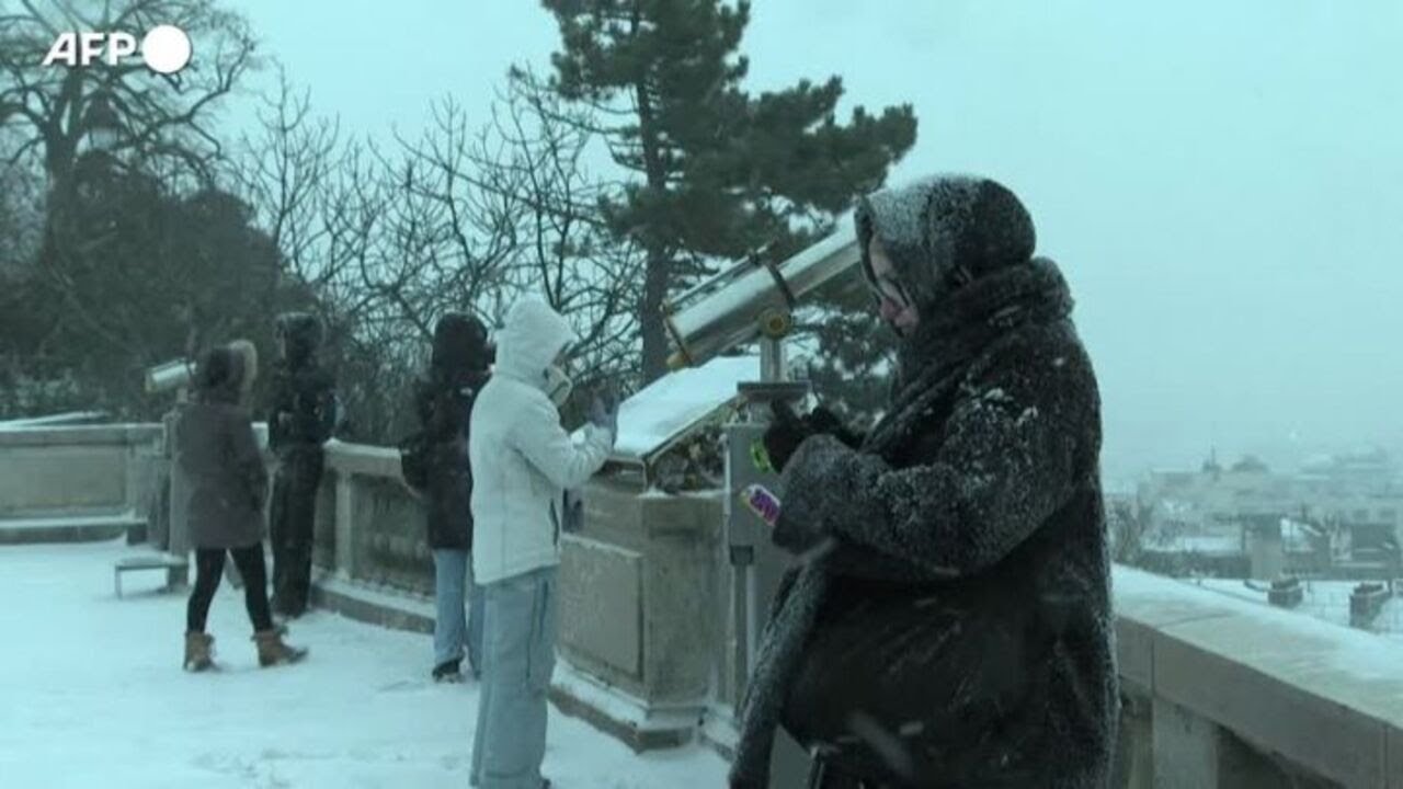 Neve e ghiaccio a Parigi: Montmartre sotto una coltre bianca