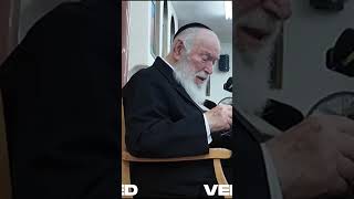 😭מה יהיה עם חתני הצדיק? פוסק הדור הרב זילברשטיין עצר את שיעורו והעתיר בדמעות לרפואת חתנו רבי דוב קוק