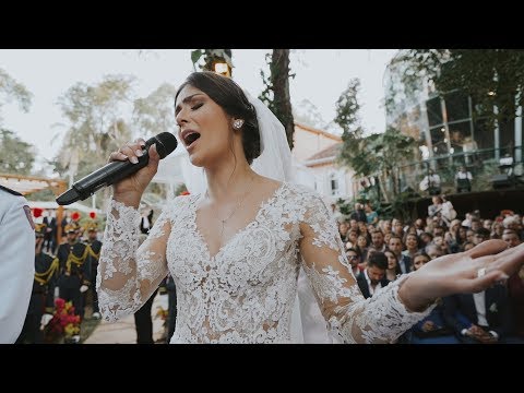 Noiva canta e emociona todos