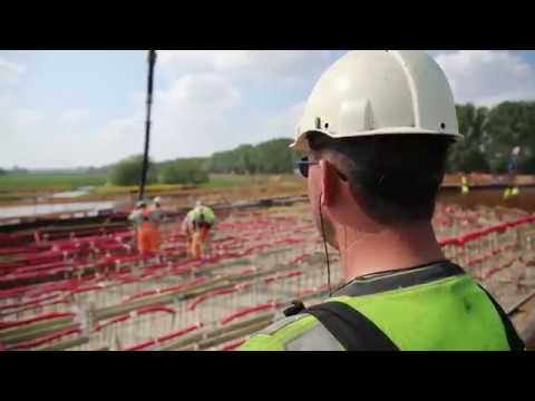 Grondverzet en brug in aanbouw