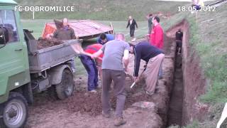 preview picture of video 'FC DOBROMILICE, brigáda kopání základu opěrná zeď 18.05.2012'