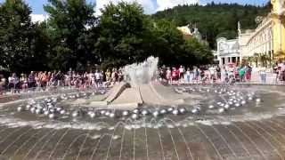 preview picture of video 'Singende Fontäne in Marienbad Mariánské Lázně - Marienbad (Singender Brunnen) 02.08.2014 HD'