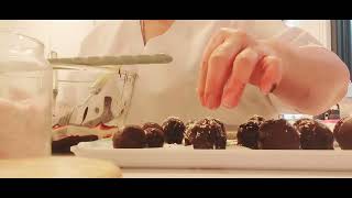 Coating  salted chocolate brownies ball 😋