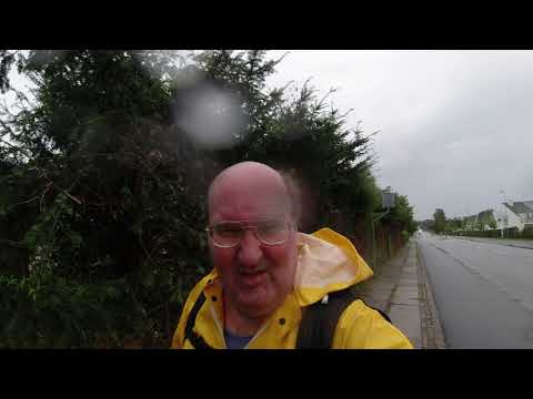 MongoTV_3630 - DEL 2 - SIDDER PÅ EN BÆNK ALENE FREDAG AFTEN I REGNVEJ OG SPISER SKUMBANAN IS