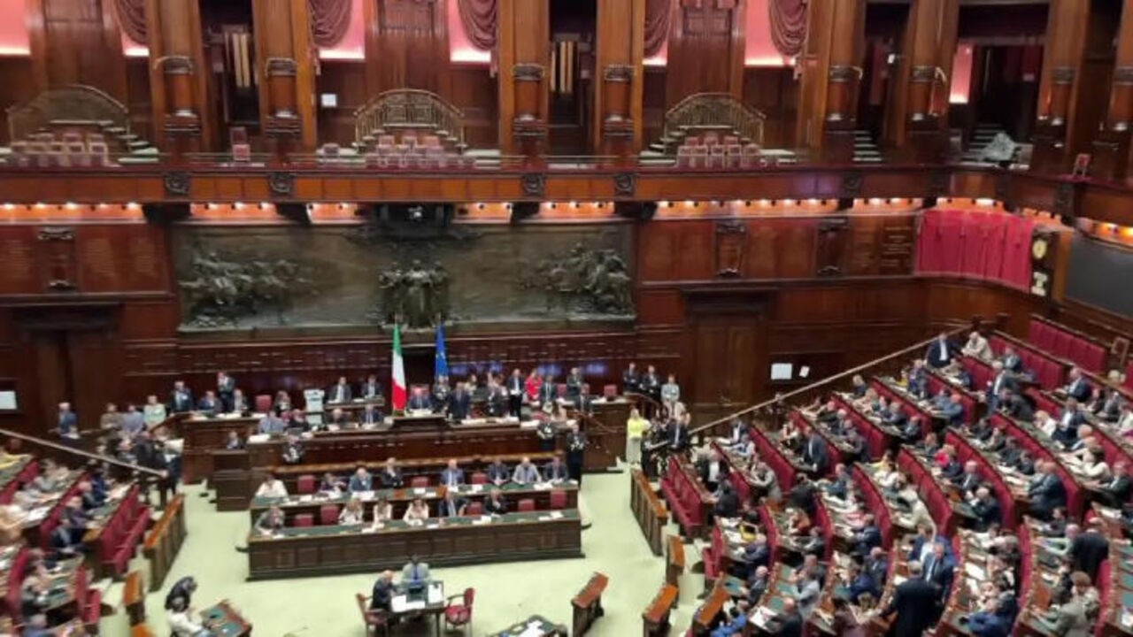 Legge elettorale, il voto in Aula alla Camera, poi gli applausi della maggioranza per il "Sì"