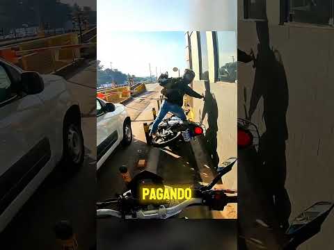 Motociclista Perde O Freio E Acaba Vivendo Uma Situação Muito Estranha.