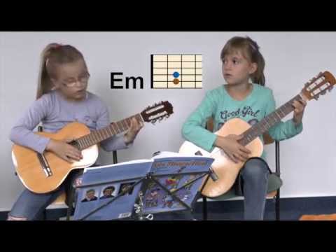 Lucy und Enna spielen "Wir sind Kinder"