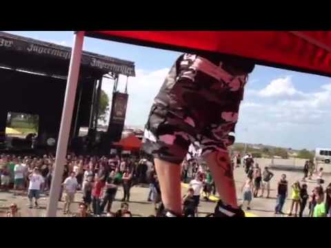 Sid Wilson stage diving off the jäger stage