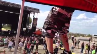 Sid Wilson stage diving off the jäger stage