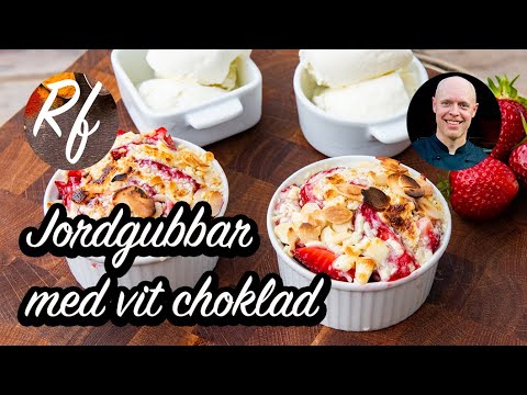 Bjud på varma jordgubbar gratinerade med riven vit choklad och lite flagad mandel.>