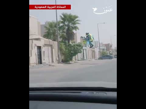 مقطع متداول.. للمرة الأولى في السعودية خدمة توصيل البريد عبر "الرجل الطائر"