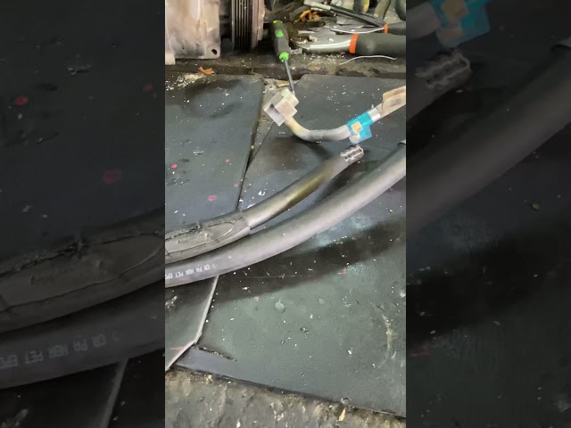 Vídeo relacionado con CENPEK Tubo de entrada de aire universal automotriz ID 2,5 pulgadas (63 mm) Entrada de aire modificada Manguera de conducto de expansión flexible que se extiende a 1 metro