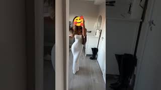 腕をまわせそうなくびれた腰の巨乳美女がドレス姿を自撮り！