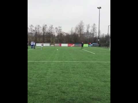 Luca schiet de penalty binnen voor ASV Arkel JO13-1!