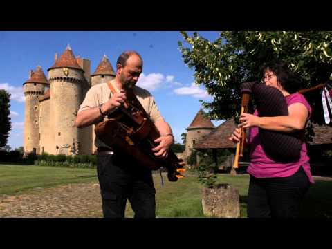 Chateaux de la Loire. Musique médievale .Chateau de Sarzay Dans L'Indre.
