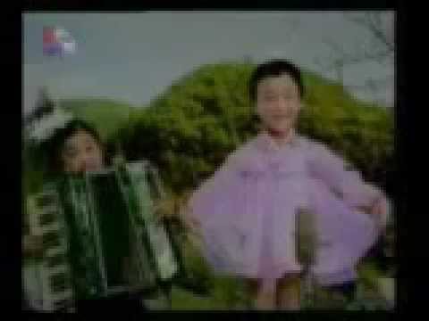 Deca iz Koreje pevaju o Titu