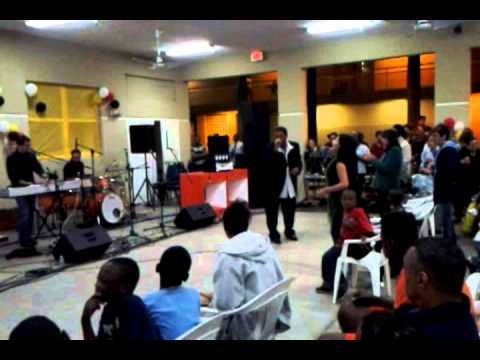 Nesio cantando alabare