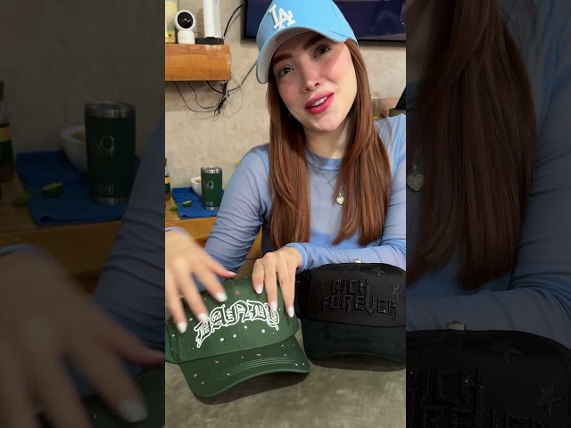 Vídeo relacionado con MERCHANDMANIA Gorra Negra ADOPTA UN DEMOPERRO DEMOPERROS Color Cap.