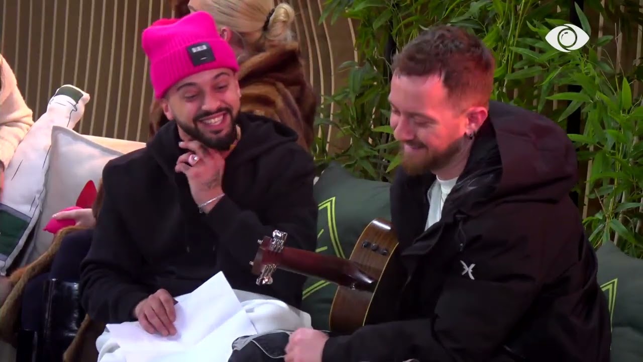 Gjesti këndon këngën e tij të re, teksa Tiri luan në kitarë