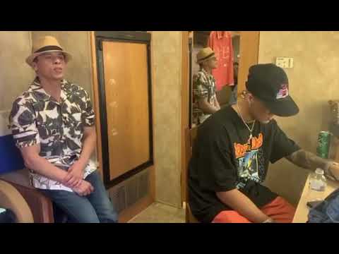 Lunay y Vico C escuchando "te iras con el año viejo"