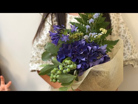 女性のマントを使った花飾り 植物