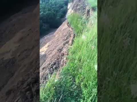 Masiva alunecare de teren din Roșiile - Vâlcea: surparea unui deal, pe 1,5 km lungime, văzută ziua