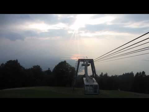 Bregenz - Pfänderbahn auf dem Weg nach oben ( mit Bodensee im Hintergrund)