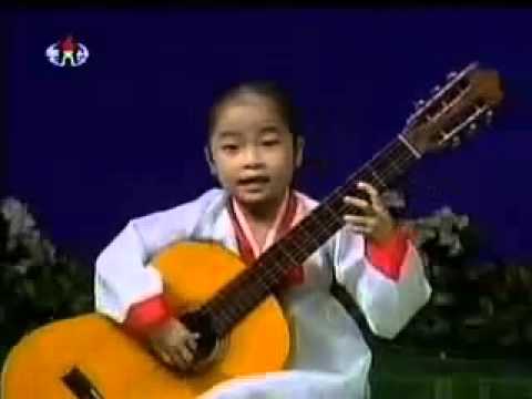 Little North Korean Girl Playing Guitar 北朝鮮少女のギター演奏