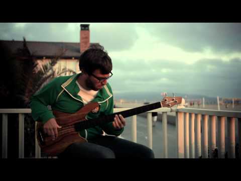 Peter Kastner plays a Rob Allen Mb-2