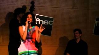Elena Gadel cantando "Ulls Petits" en Fnac Triangle