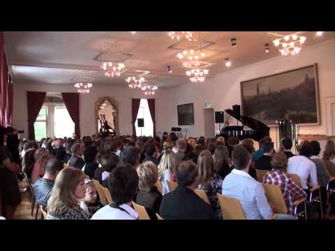 Realschule Schloss Neuhaus - Damian Stobbe am Klavier