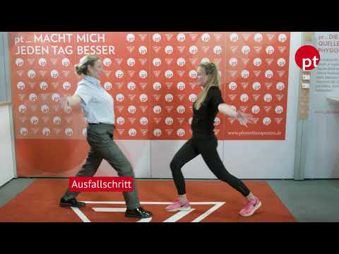 Schmerz um den Hals und das Ohr des Kindes Schmerzlich seinen Hals Halsschmerzen zu berühren