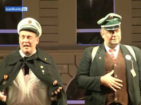 Narren in Bad Säckingen suchen das Polizeiauto im Rhein