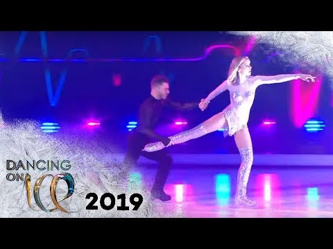 Lina Larissa Strahl sorgt mit sexy Party-Kür sorgt für "Herzbeben" | Dancing on Ice | SAT.1