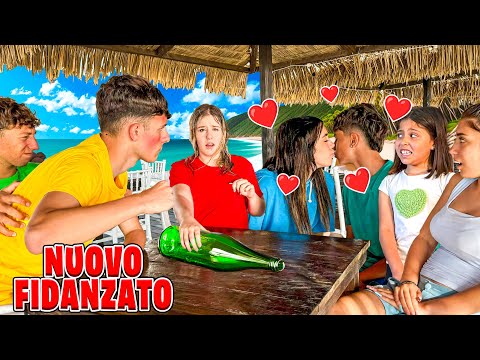 ZIA NICOLE SI FIDANZA CON NUOVO RAGAZZO MENTRE FA GIOCO DELLA BOTTIGLIA CON ILARY E AMICI AL MARE!