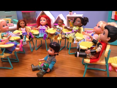 New class pet ! Elsa & Anna toddlers - school - Barbie - teacher