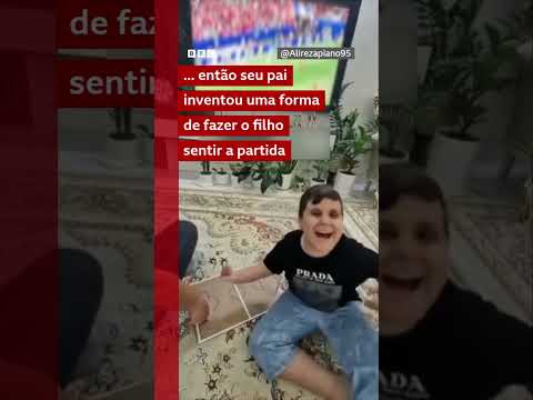 Pai constrói mini campo de futebol para ajudar filho cego a assistir jogos da Copa