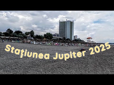 Jupiter. Plaja unde toți turiștii stau pe șezlonguri și nimeni pe pături.