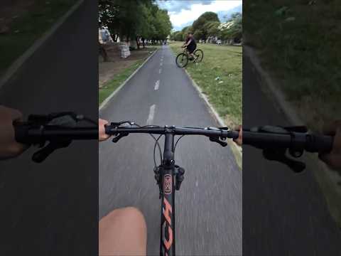 Ciclismo urbano por la Av. Bulnes, Cordoba Capital