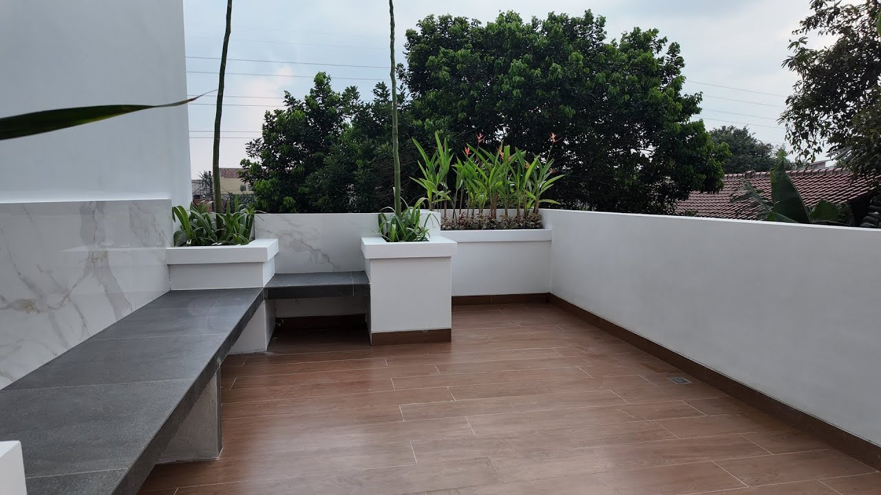 Rumah American Classic 3 Lantai di Jaksel, Fasilitas Lengkap & Carport 3 Mobil